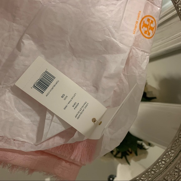 Logo Jacquard traveler scarf - Picture 5 of 13